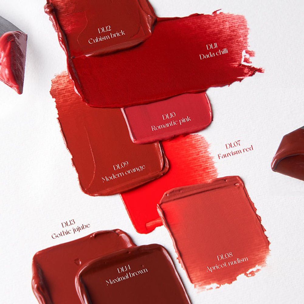 Campioni di lucidalabbra di diversi colori. Scritta con nomi dei colori: DL14 Maximal Brown, DL11 Dada Chill.