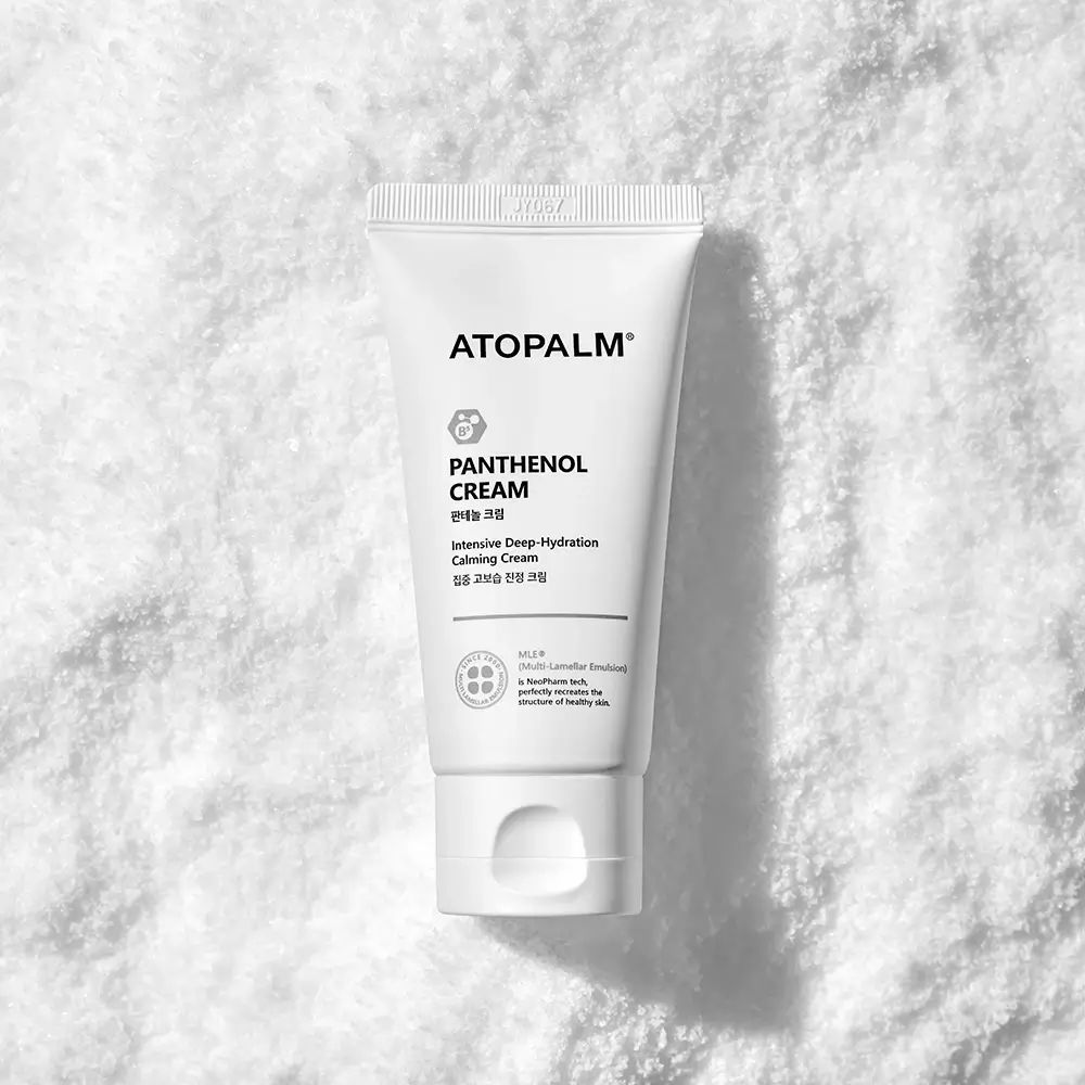 Tubo bianco con nome e logo del prodotto, su sfondo bianco. Scritta: ATOPALM, Panthenol Cream.