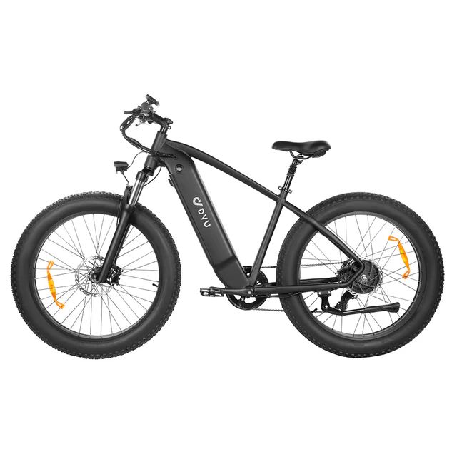 E-bike nera con pneumatici larghi. Logo DYU sul telaio. Riflettori gialli sulle ruote.