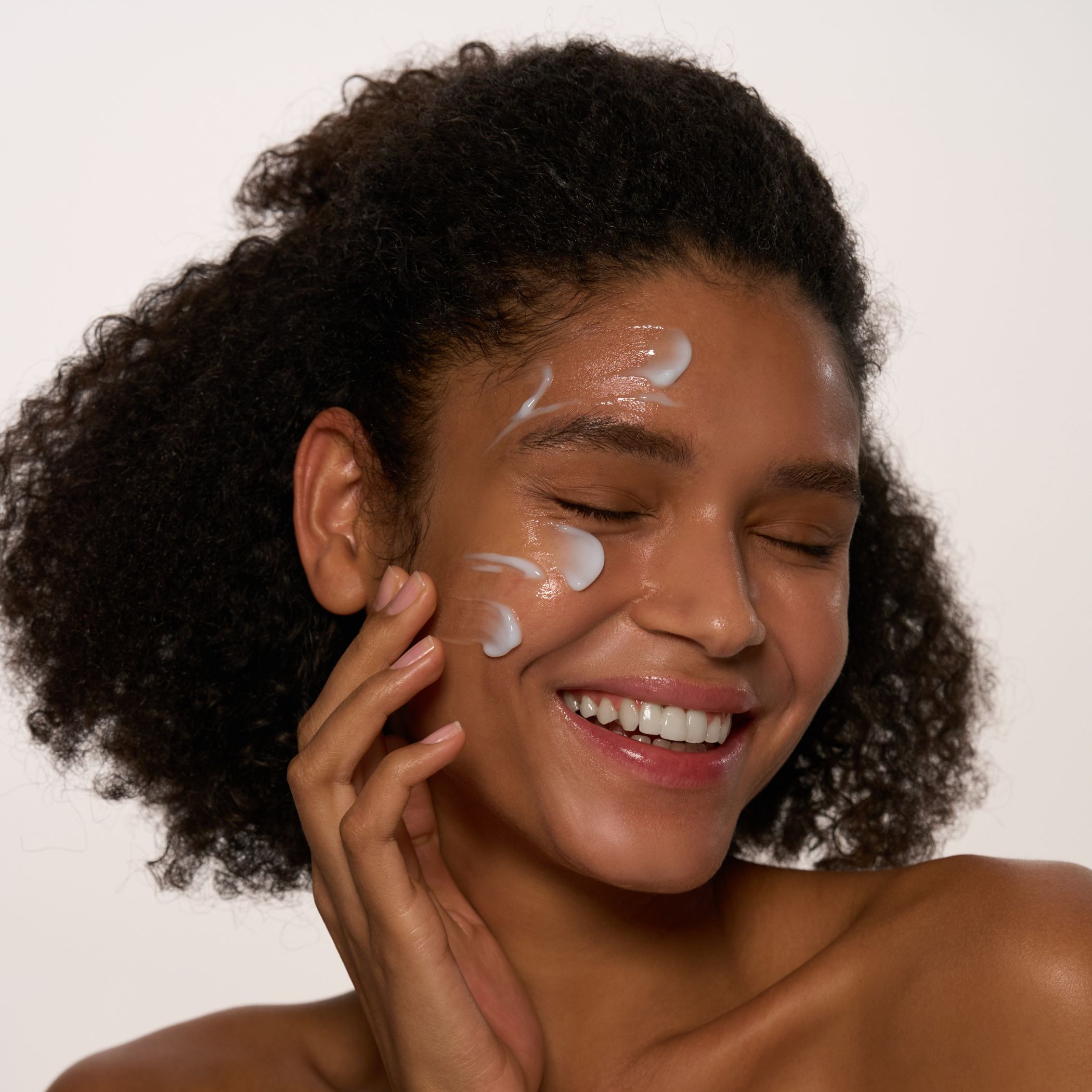 Donna con crema sul viso. Crema applicata.