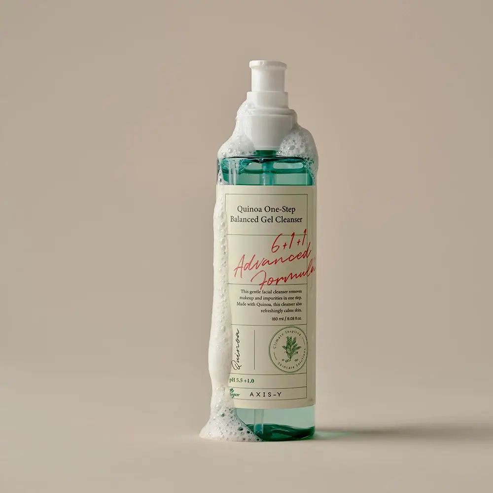 Flacone ricoperto di schiuma. Scritta: Quinoa One-Step Balanced Gel Cleanser. Scritta rosa: 6+1+1 Advanced Formula.