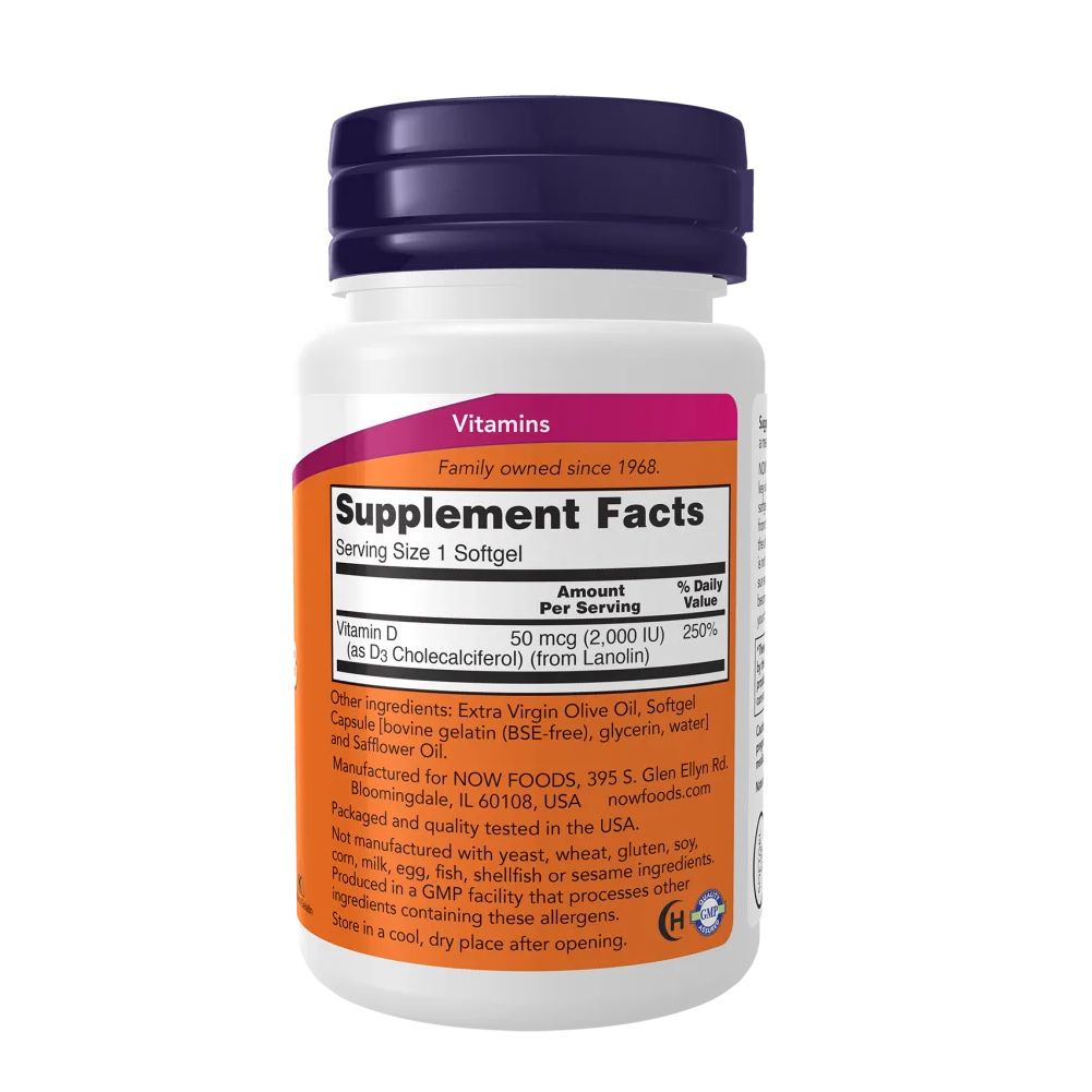 Retro del flacone. Etichetta arancione con testo: Supplement Facts. Contiene vitamina D. Marchio: NOW. Prodotto negli Stati Uniti.