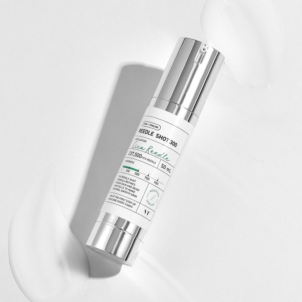 Flacone argento con testo: Reedle Shot 300, 50 ml. Prodotto su sfondo bianco con crema.