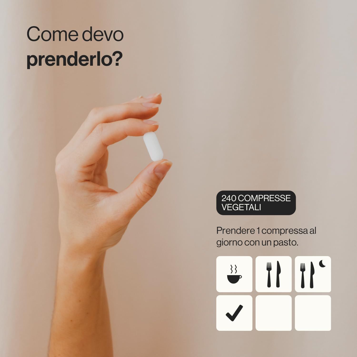 Mano che tiene una compressa bianca. Testo: 240 compresse vegetali. Assumere 1 compressa al giorno con un pasto.