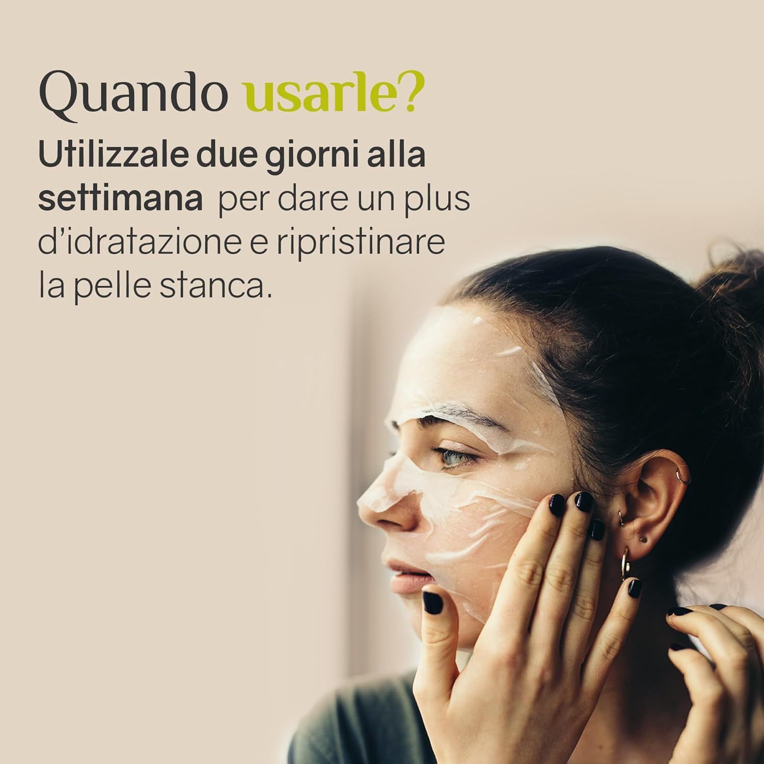 Donna con maschera per il viso. Testo: Quando usarla? Usare 2 volte a settimana. Sfondo beige.