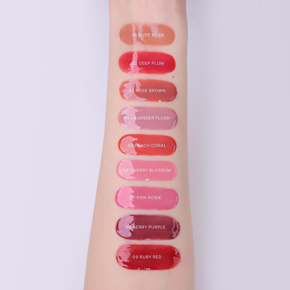 Braccio con colori di fard. 9 tonalità da Nude Beige a Ruby Red. Ogni colore è numerato.