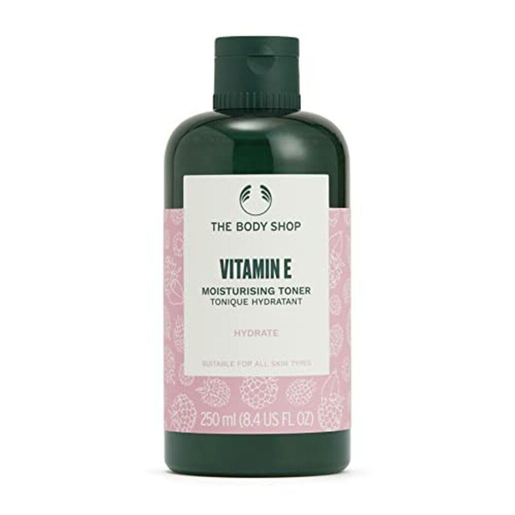 Flacone verde con etichetta rosa. Scritta: Vitamin E, Moisturising Toner, Hydrate. Marchio: The Body Shop. Adatto a tutti i tipi di pelle.