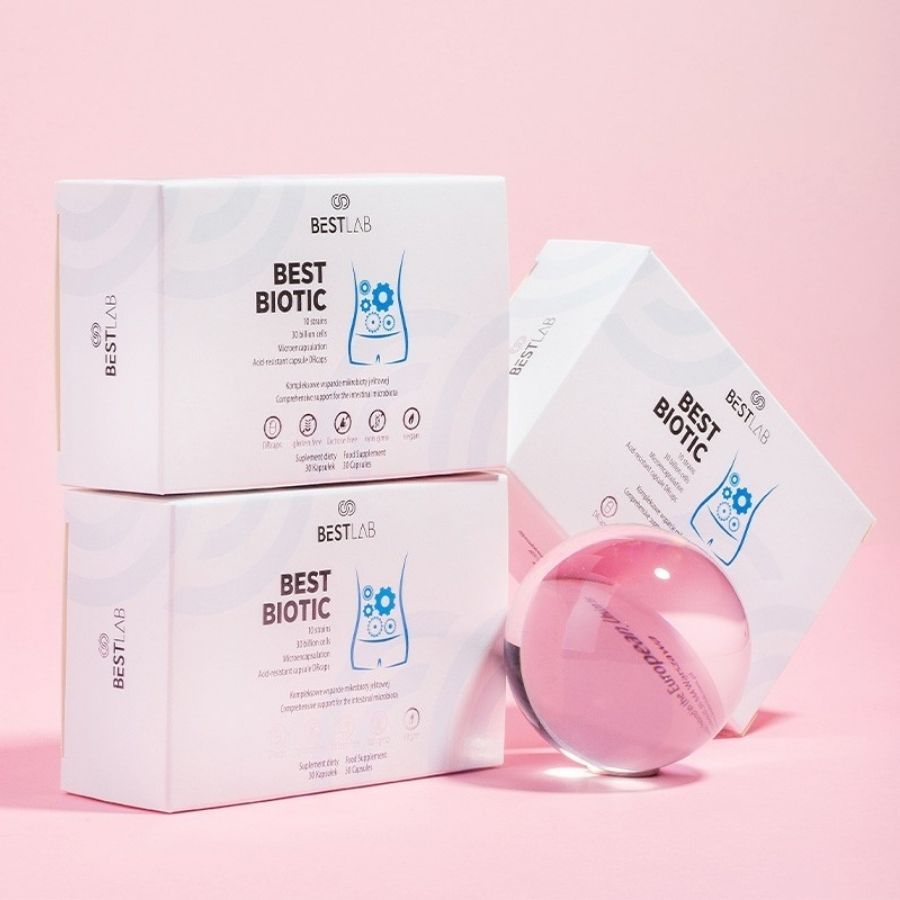 Tre scatole "BEST BIOTIC", una con sfera. Presentazione prodotto su sfondo rosa.