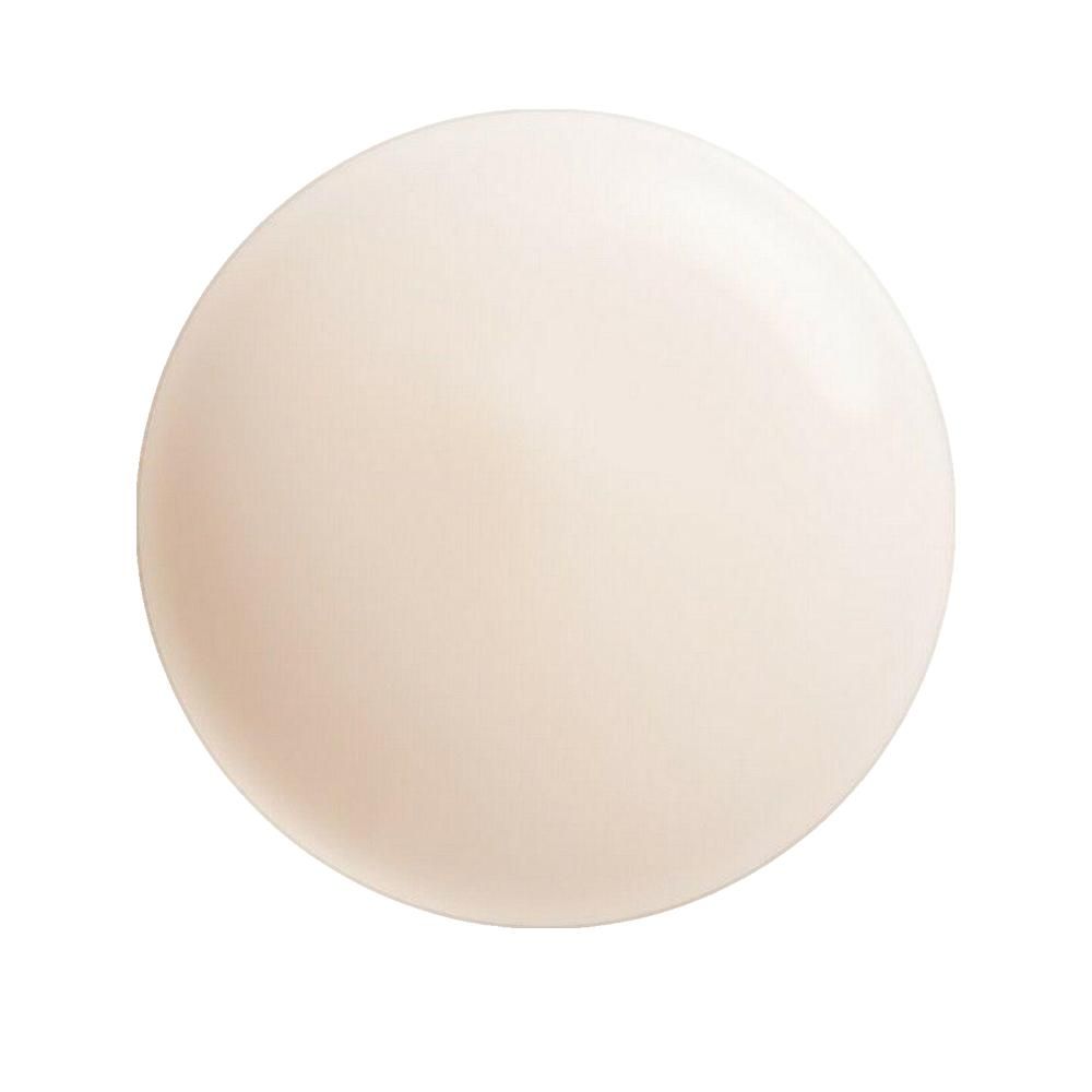 Goccia rotonda color crema su sfondo bianco.