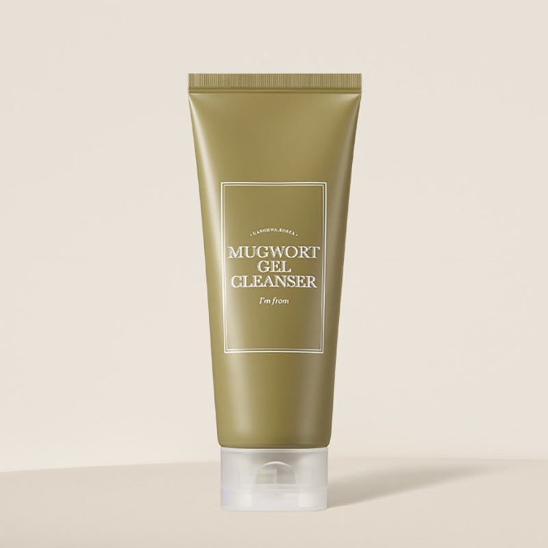 Tubo verde con etichetta bianca. Scritta: Mugwort Gel Cleanser, I'm from. Chiusura trasparente.