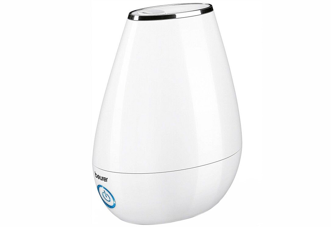 Umidificatore bianco a forma di goccia. Bordo superiore argentato. Logo e pulsante di accensione in basso.