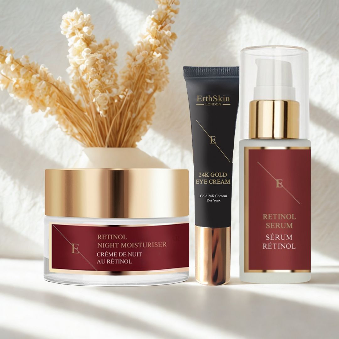 Set di crema notte, crema occhi e siero. Su sfondo chiaro con rami decorativi. Contenitori in vetro e tubo.