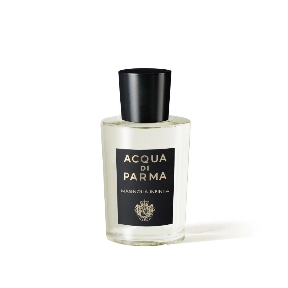 Flacone di profumo con tappo nero. Etichetta nera con testo bianco: ACQUA DI PARMA, MAGNOLIA INFINITA. Stemma dorato.