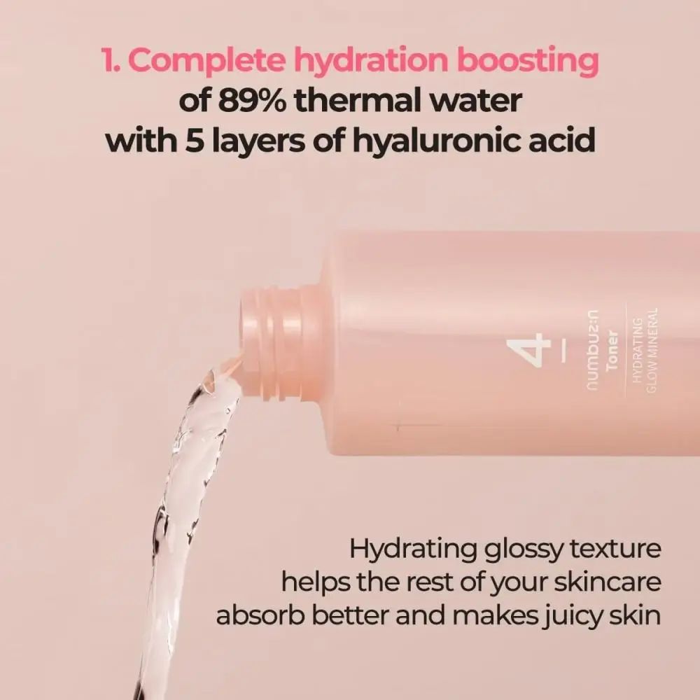 Flacone rosa, liquido versato. Testo: "Complete hydration boosting", "89% thermal water", "5 layers of hyaluronic acid".