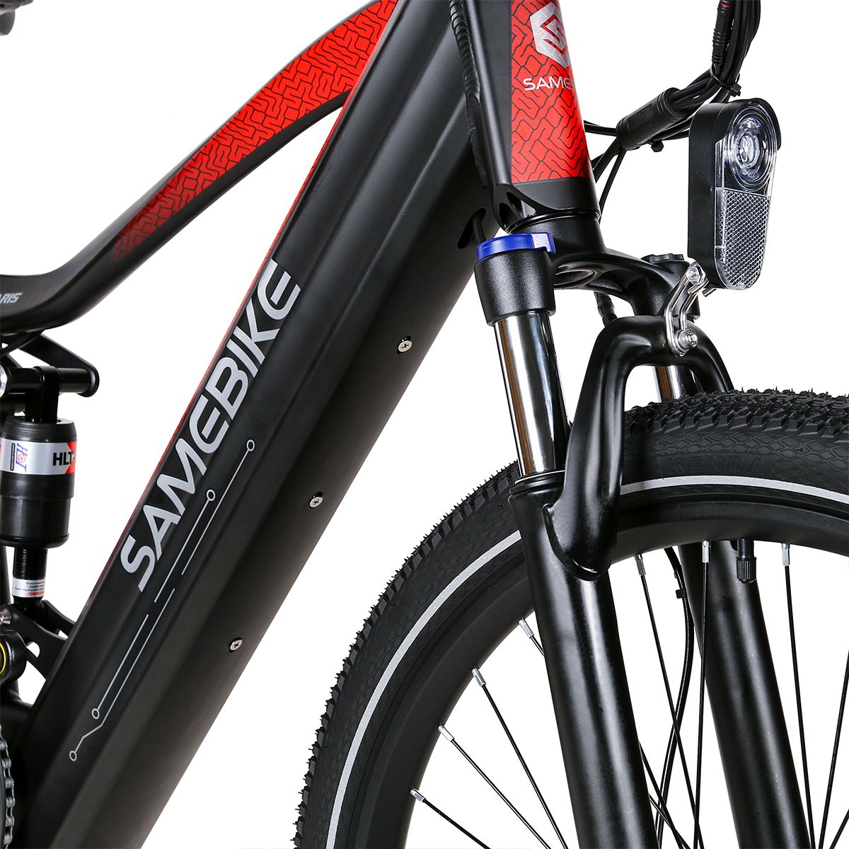 Primo piano del telaio e-bike. Marchio SAMEBIKE visibile. Nero con dettagli rossi.