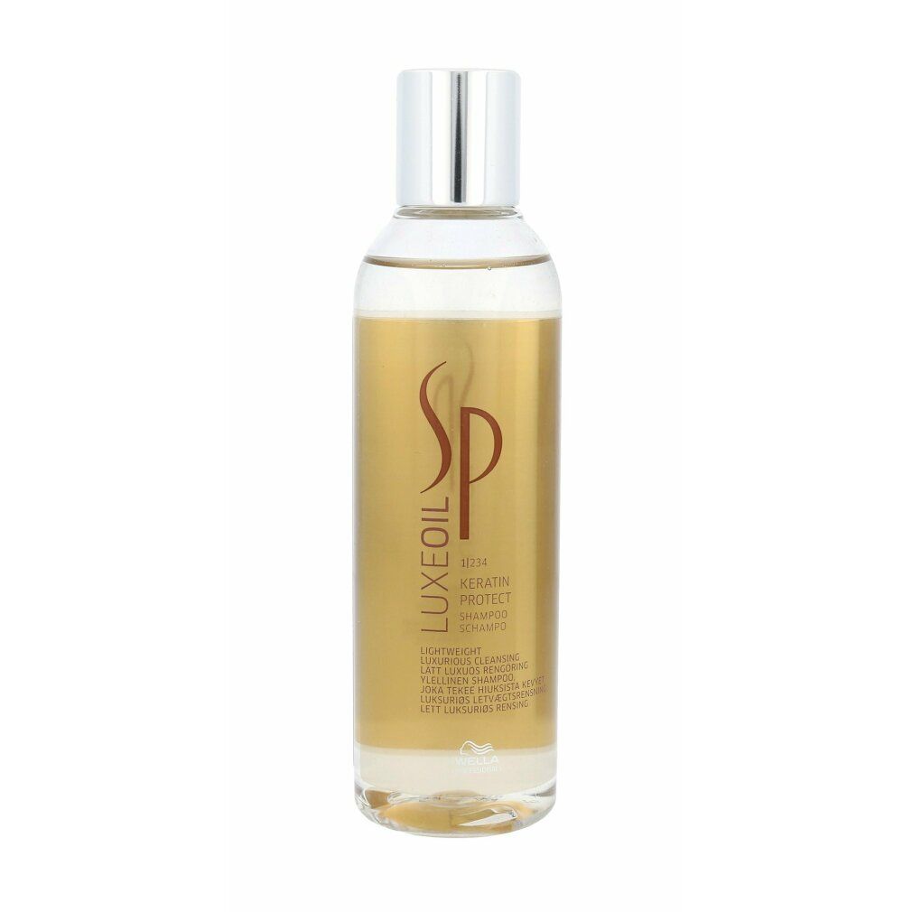 Flacone trasparente di shampoo dorato. Etichetta SP Luxe Oil, Keratin Protect Shampoo. Tappo argentato.