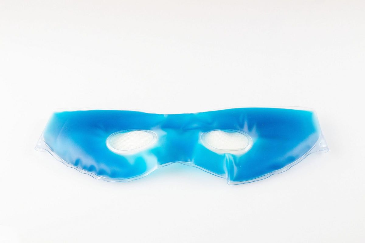 Maschera viso in gel blu. Maschera per occhi con aperture. Riutilizzabile. Su sfondo bianco.