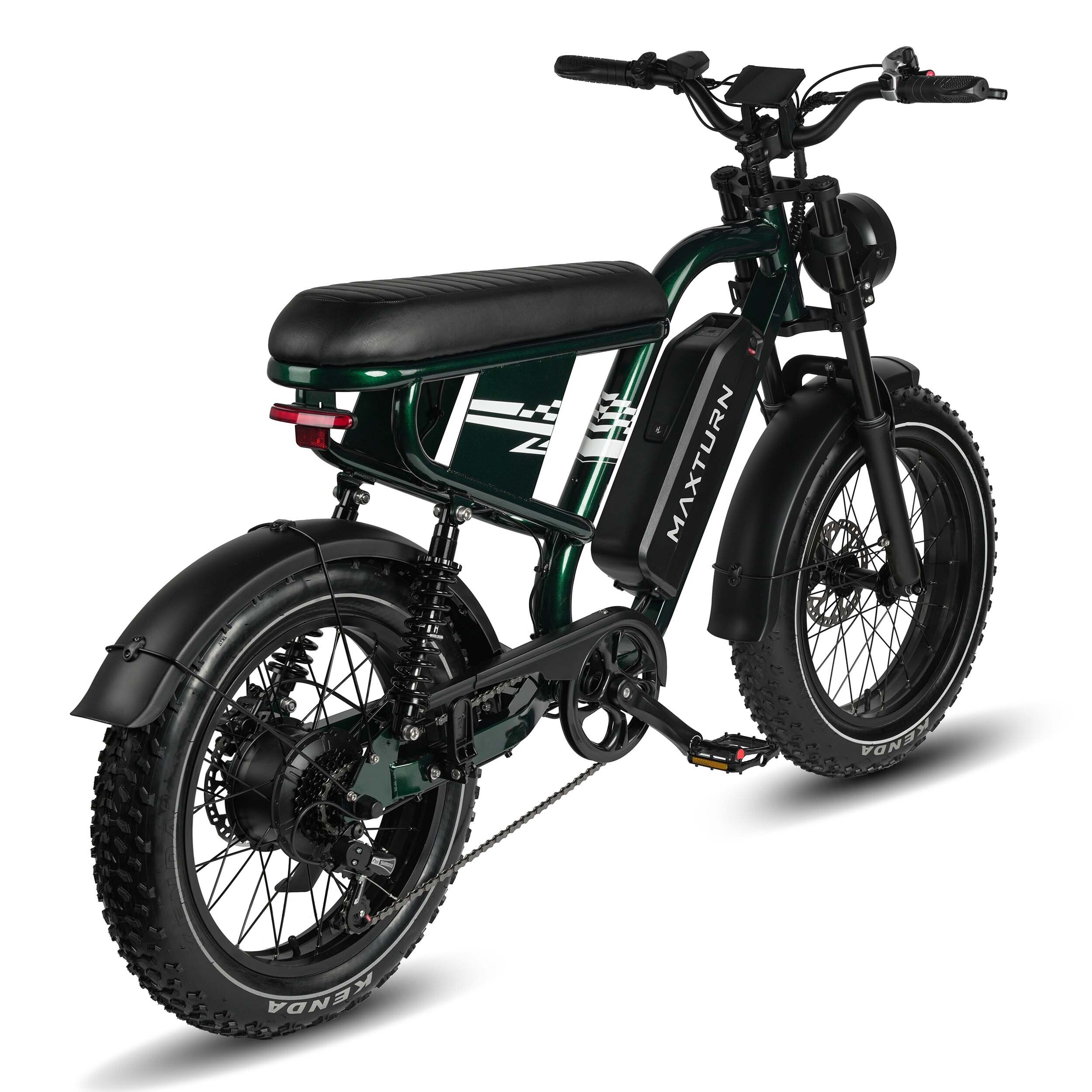E-bike da montagna verde con sella, pneumatici e parafanghi neri. Batteria con logo MAXTURN. Vista posteriore.