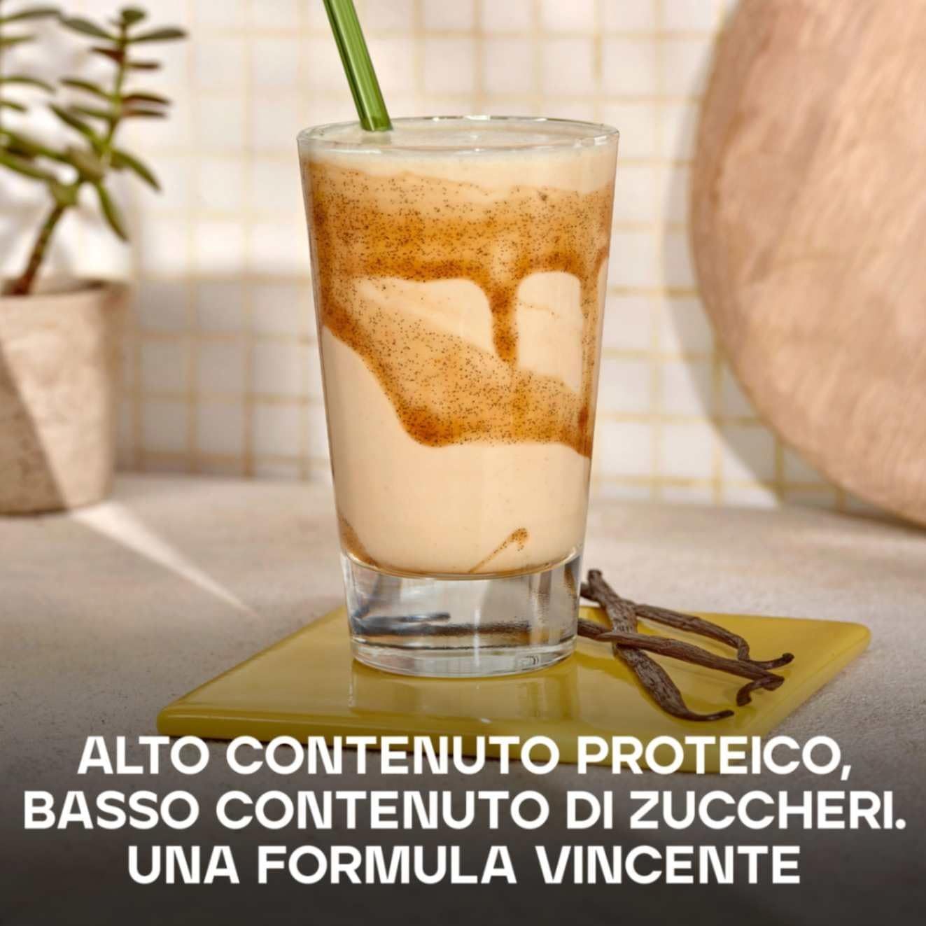 Bicchiere con bevanda e baccelli di vaniglia. Testo: ALTO CONTENUTO PROTEICO, BASSO CONTENUTO DI ZUCCHERI. UNA FORMULA VINCENTE.