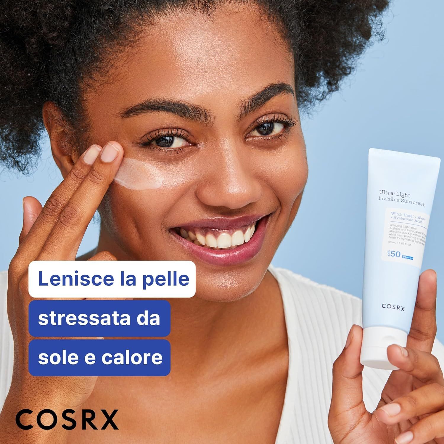Donna applica il prodotto. Testo: Lenisce la pelle stressata da sole e calore. Prodotto: tubo, SPF 50, COSRX.