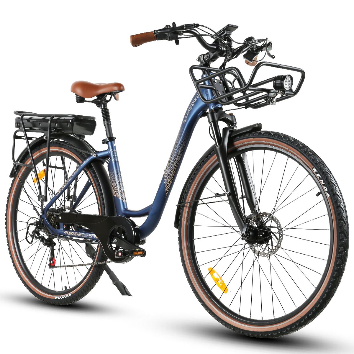 Bicicletta elettrica blu con sella e manubrio marroni. Cestino anteriore, portapacchi posteriore. Pneumatici neri con fianchi beige.