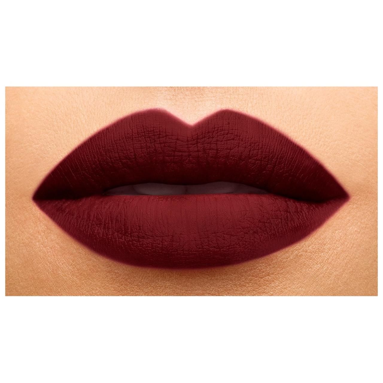 Primo piano di labbra coperte di rossetto rosso. Finitura opaca. Sfondo rettangolare.