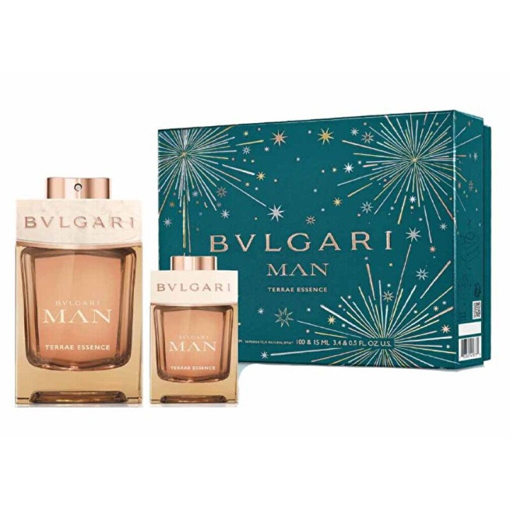 Set regalo con due flaconi di profumo. Scritta: BVLGARI MAN TERRAE ESSENCE. Confezione con stelle.