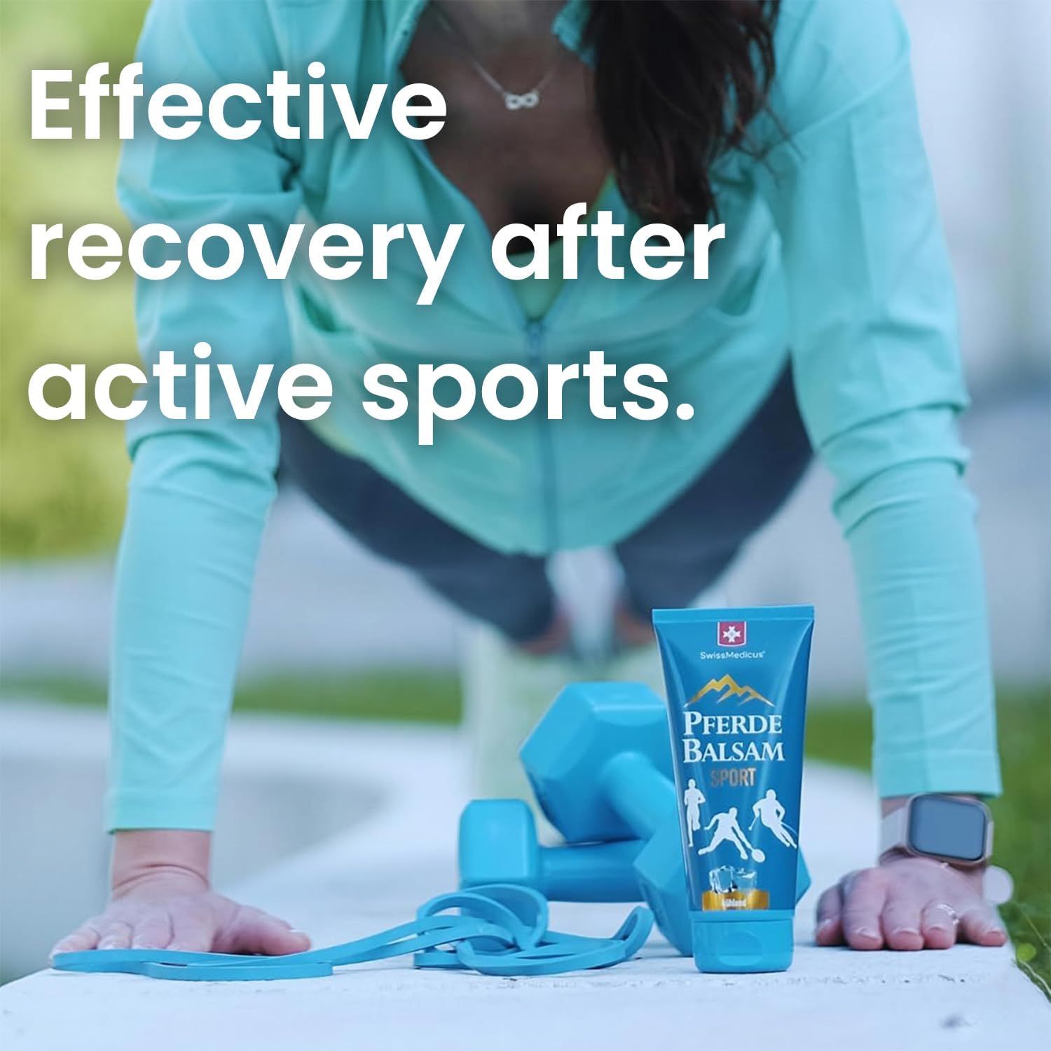 Tubo blu "Pferde Balsam Sport". Logo SwissMedicus. Donna con manubri. Testo: Recupero efficace dopo lo sport.