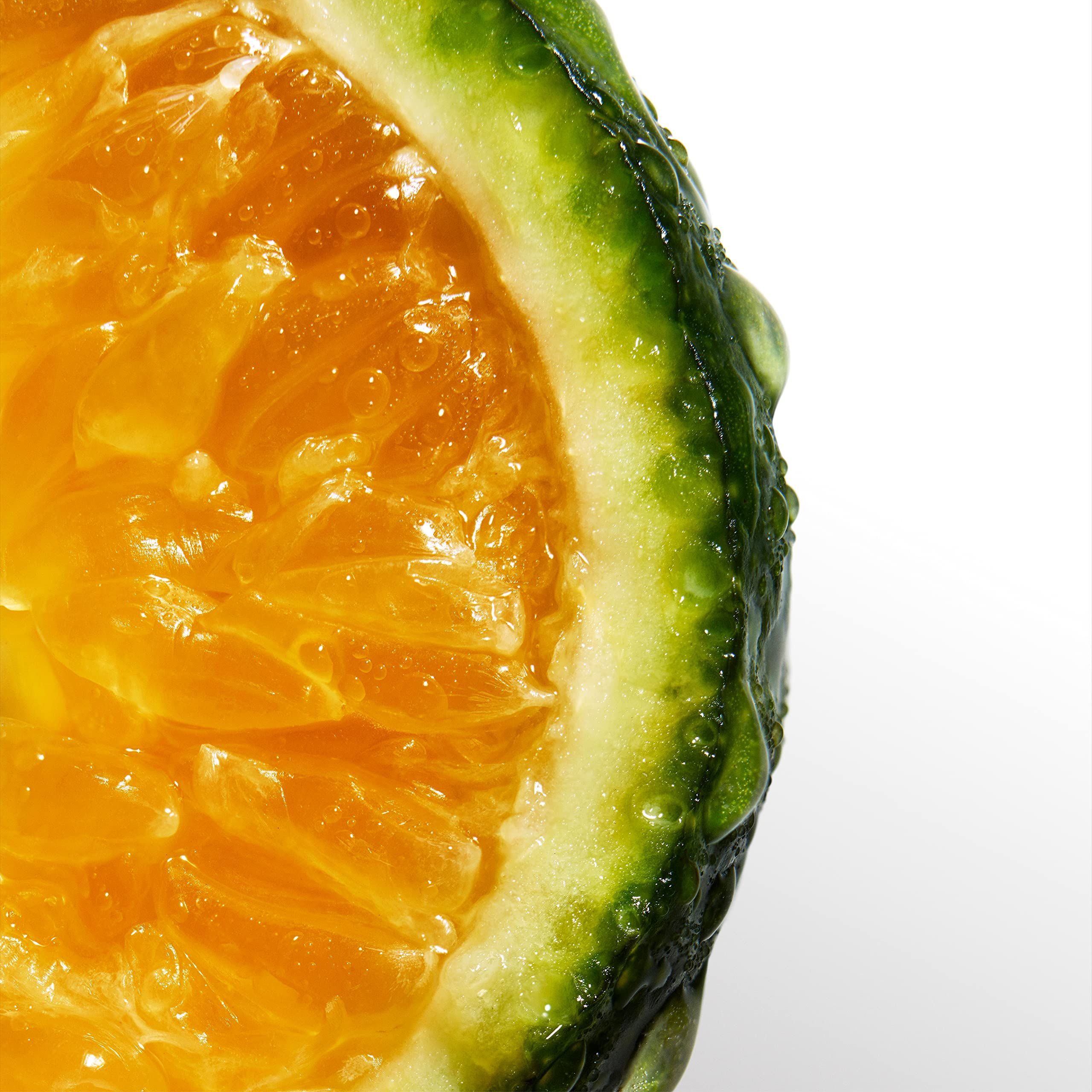 Primo piano di metà lime verde con polpa. Gocce d'acqua sulla buccia.