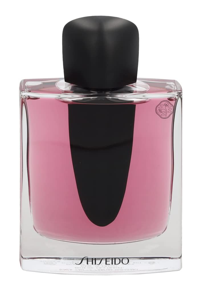 Flacone quadrato in vetro con liquido rosa e tappo nero. Logo Shiseido in basso.