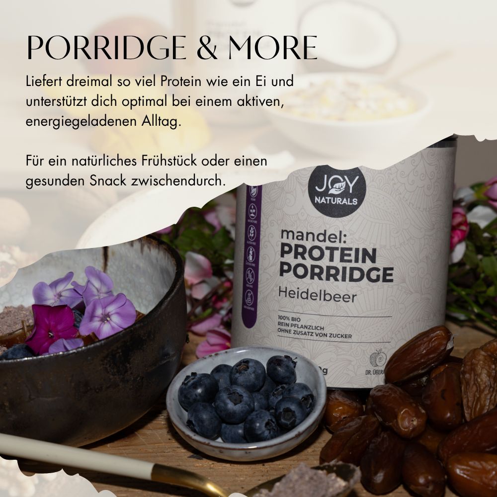 Barattolo di prodotto accanto a una ciotola di porridge, mirtilli e datteri. Scritta: mandel: PROTEIN PORRIDGE Heidelbeer. Logo: JOY NATURALS.