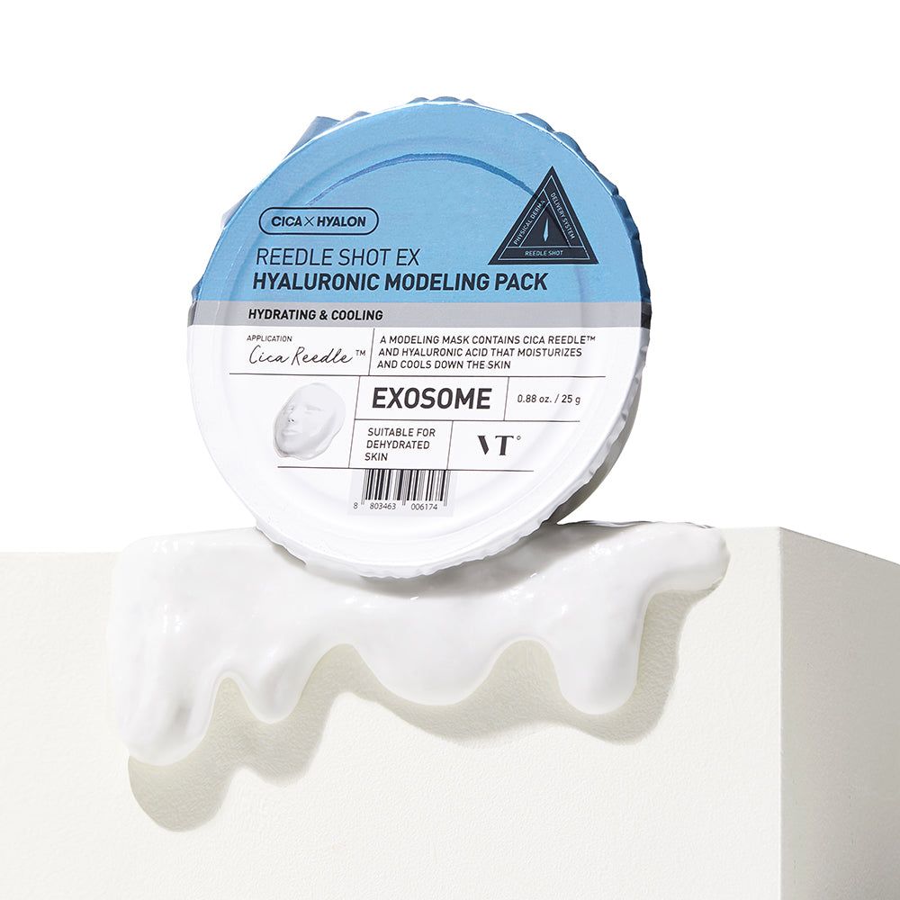 Contenitore VT COSMETICS Reedle Shot Ex Hyaluronic Modeling Pack su un piedistallo bianco.