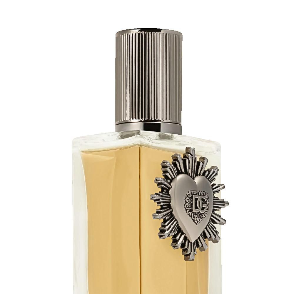 Flacone in vetro con liquido dorato. Tappo argentato. Emblema a cuore argentato con logo sul davanti.