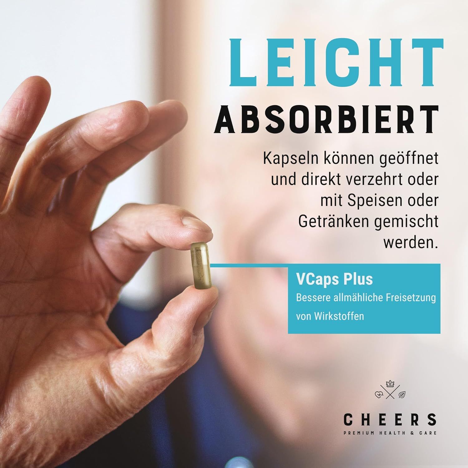 Mano che tiene una capsula. Testo: Le capsule possono essere aperte e consumate direttamente o mescolate con cibo o bevande. VCaps Plus.