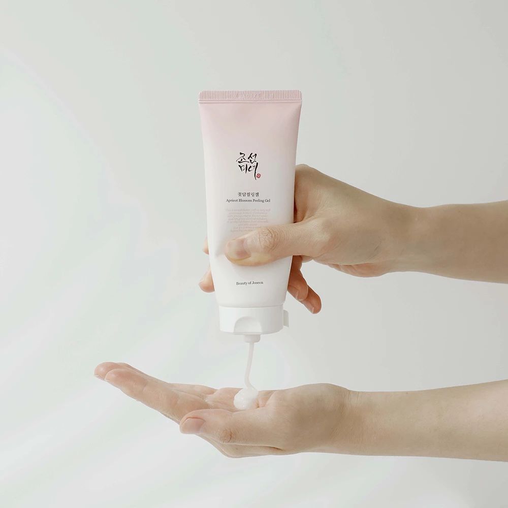 Tubo bianco con tappo rosa. Nome prodotto e logo in asiatico. Marchio Beauty of Joseon. Prodotto spremuto.