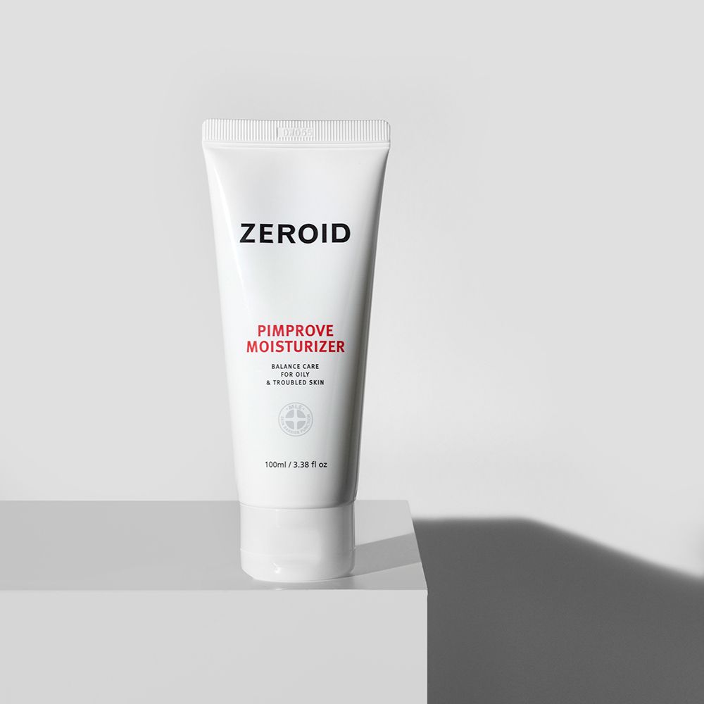Tubo bianco ZEROID Pimprove Moisturizer su piedistallo bianco. Scritta: Balance Care for Oily & Troubled Skin. 100ml/3.38 fl oz.
