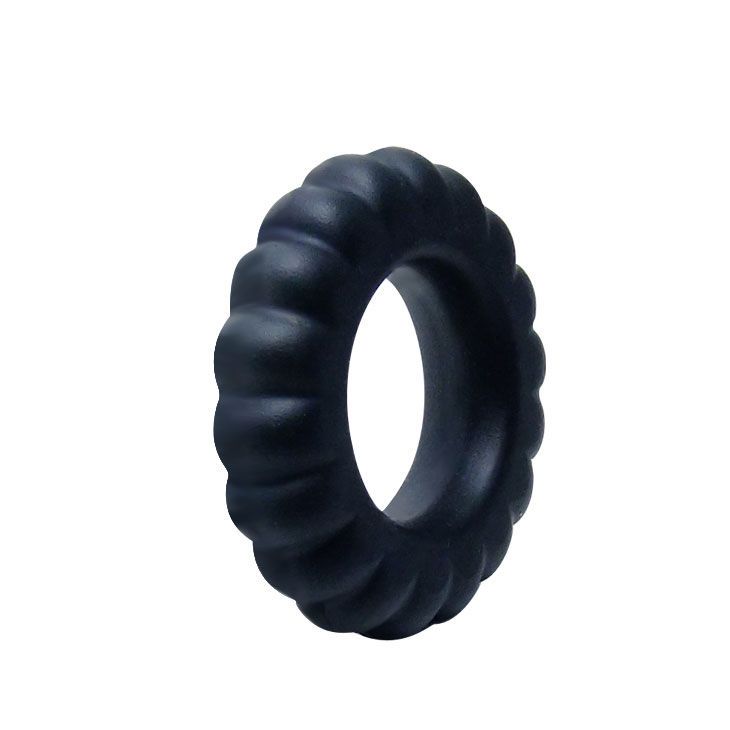 Anello fallico nero con superficie scanalata. Vista laterale.