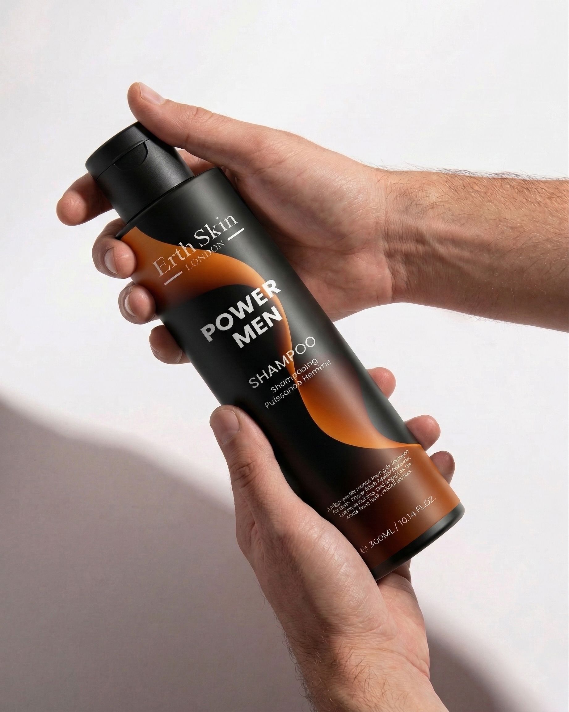 Flacone di shampoo Erth Skin London Power Men tenuto in mano.