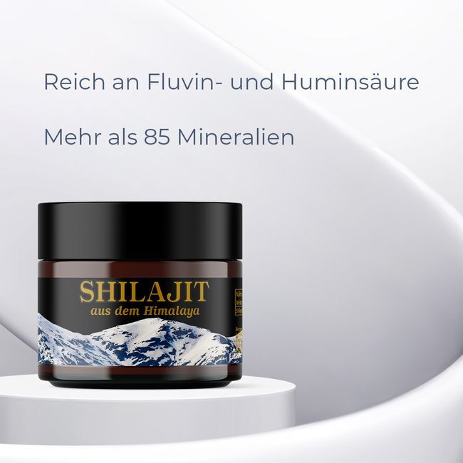 Barattolo marrone con coperchio nero. Scritta SHILAJIT, con motivo montuoso. Su piedistallo. Testo: Ricco di acidi fulvici e umici, più di 85 minerali.