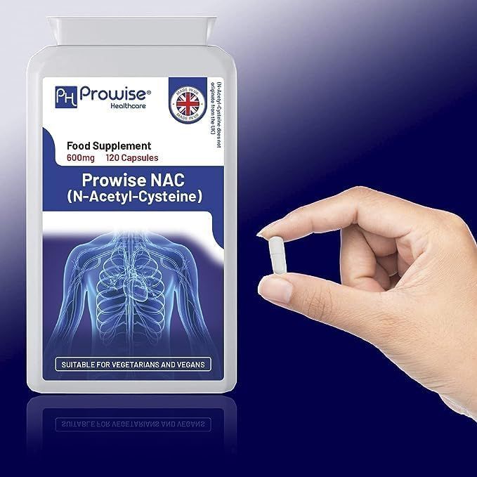 Flacone di capsule Prowise NAC (N-Acetil-Cisteina) e una capsula in mano. 120 capsule, 600mg. Adatto a vegetariani e vegani.