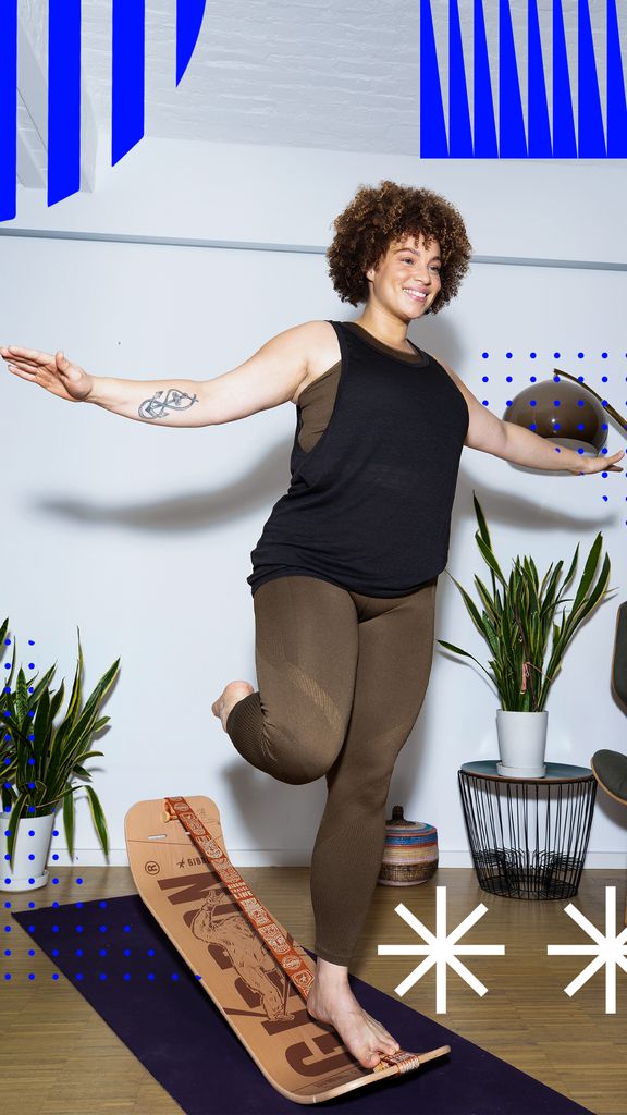 Donna in equilibrio su GIBOARD. Tappetino yoga, piante, motivi astratti sullo sfondo.