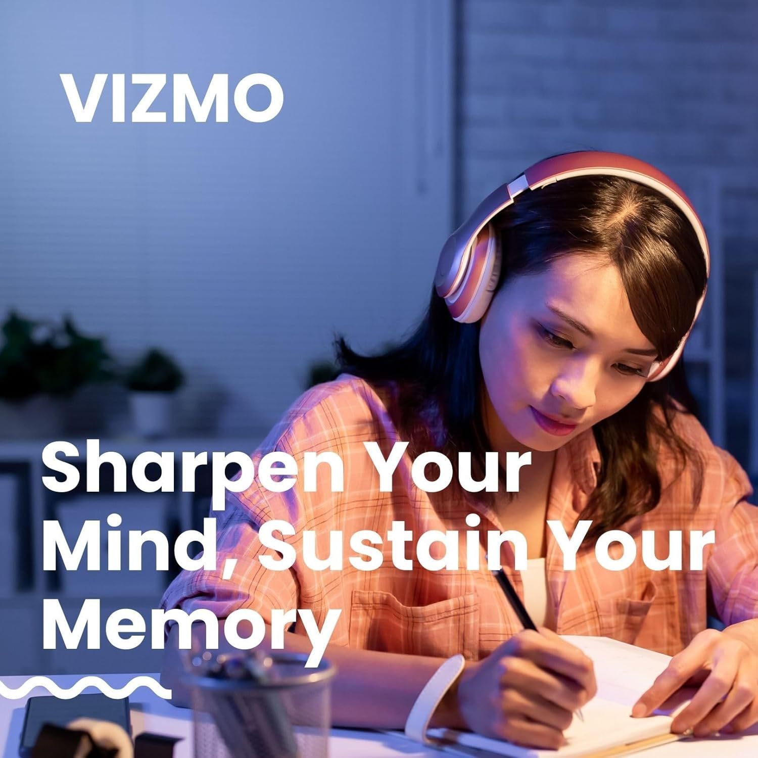 Donna con cuffie scrive. Testo: Vizmo. Rafforza la tua mente, supporta la tua memoria.