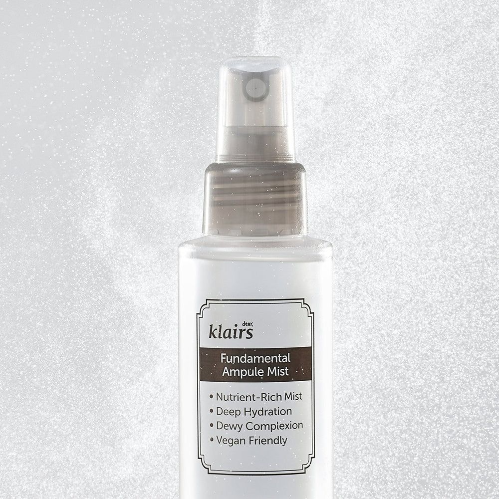 Flacone spray Klairs. Trasparente, con etichetta e informazioni sul prodotto. Nebbia spray sullo sfondo.