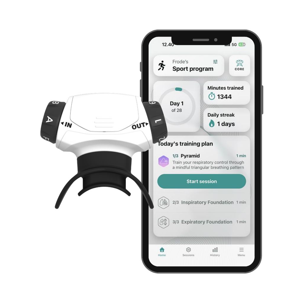 Allenatore respiratorio bianco con accenti neri accanto a uno smartphone che mostra un'app sportiva.