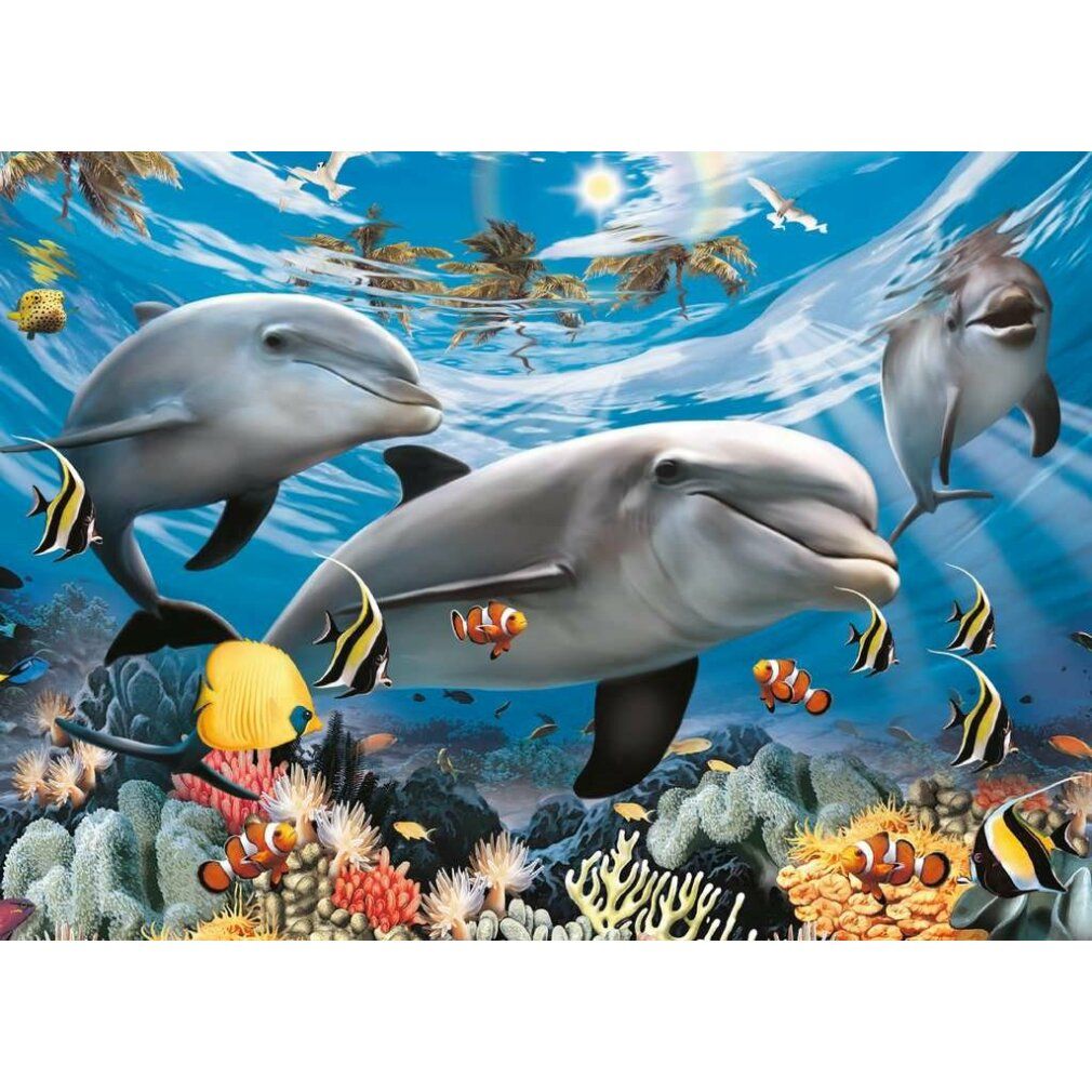 Pezi di puzzle con delfini in mare. Paesaggio sottomarino con coralli e pesci. Sfondo blu.