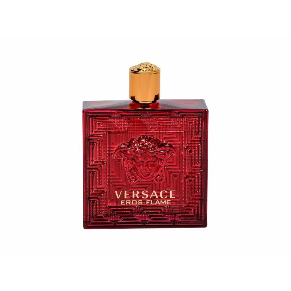 Flacone rosso Versace Eros Flame con tappo dorato. Forma quadrata, motivo in rilievo, logo Medusa.