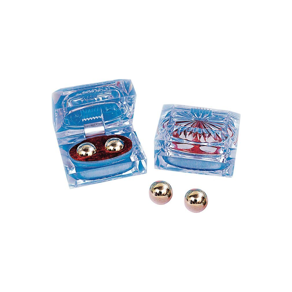 Due sfere metalliche dorate. In scatole di gioielli blu trasparenti. Una scatola aperta, sfere su velluto rosso. Una scatola chiusa.