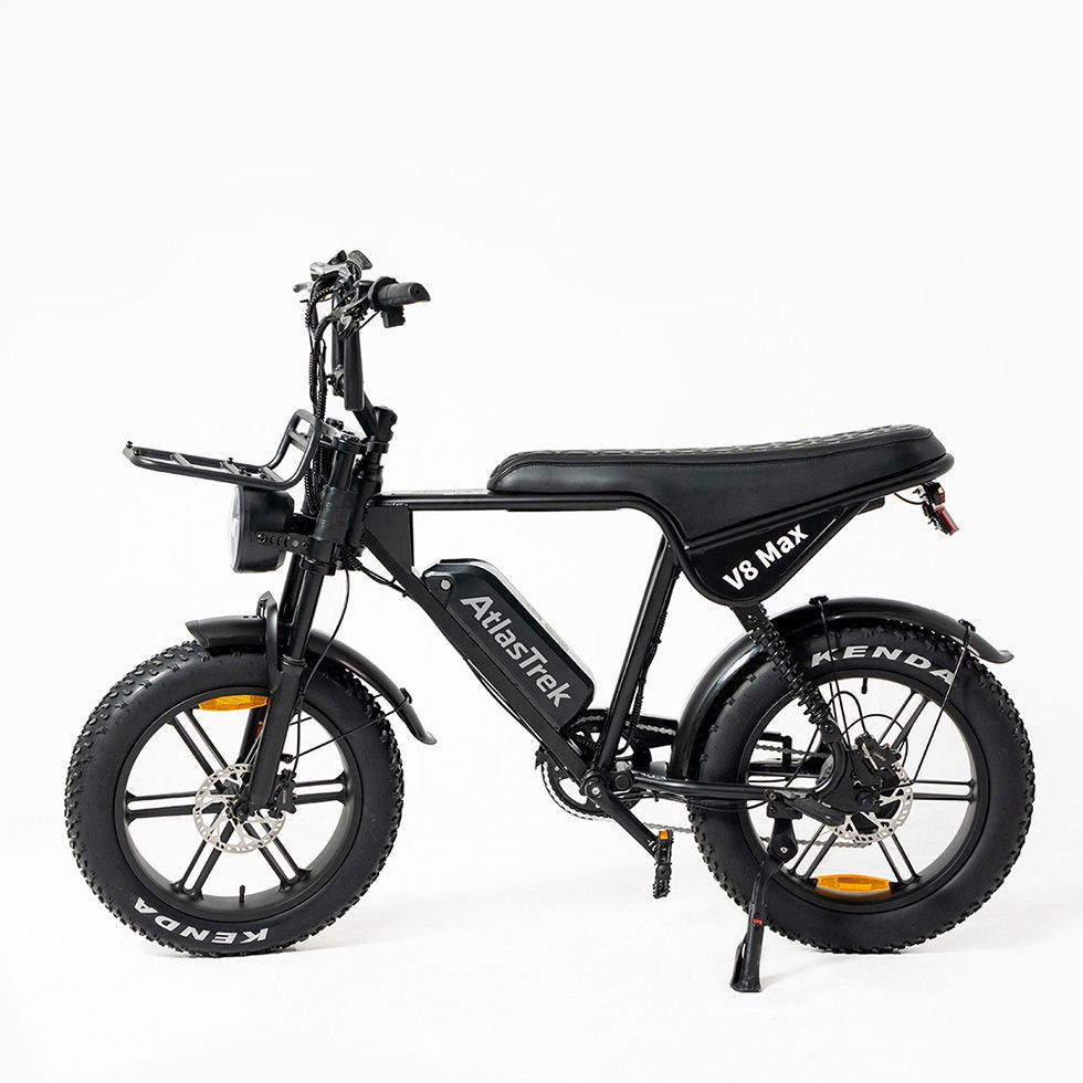 E-bike nero con pneumatici Kenda, portapacchi, faro e scritta V8 Max. Batteria con logo AtlasTrek.