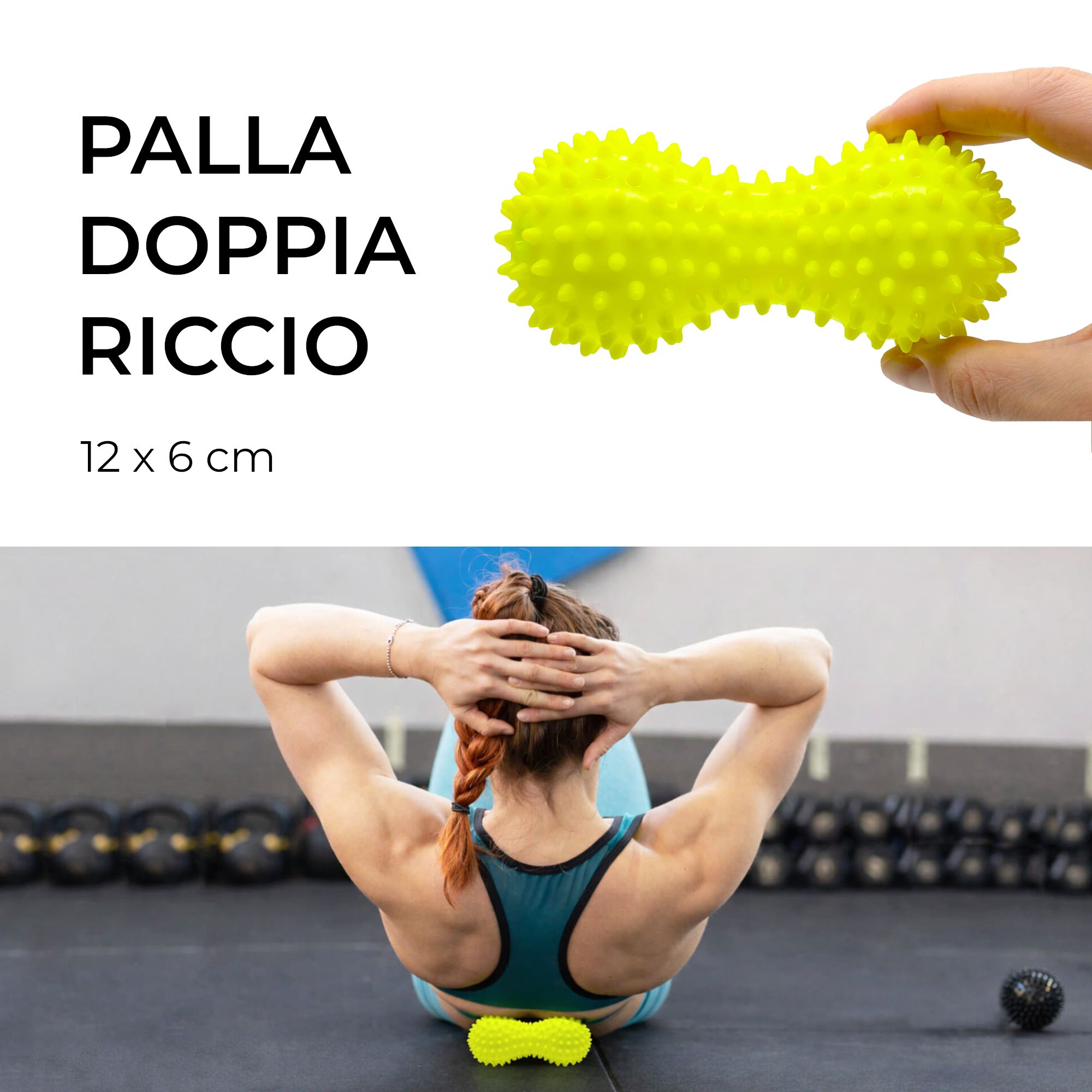 Donna appoggiata al muro, duoball giallo nella parte bassa della schiena.