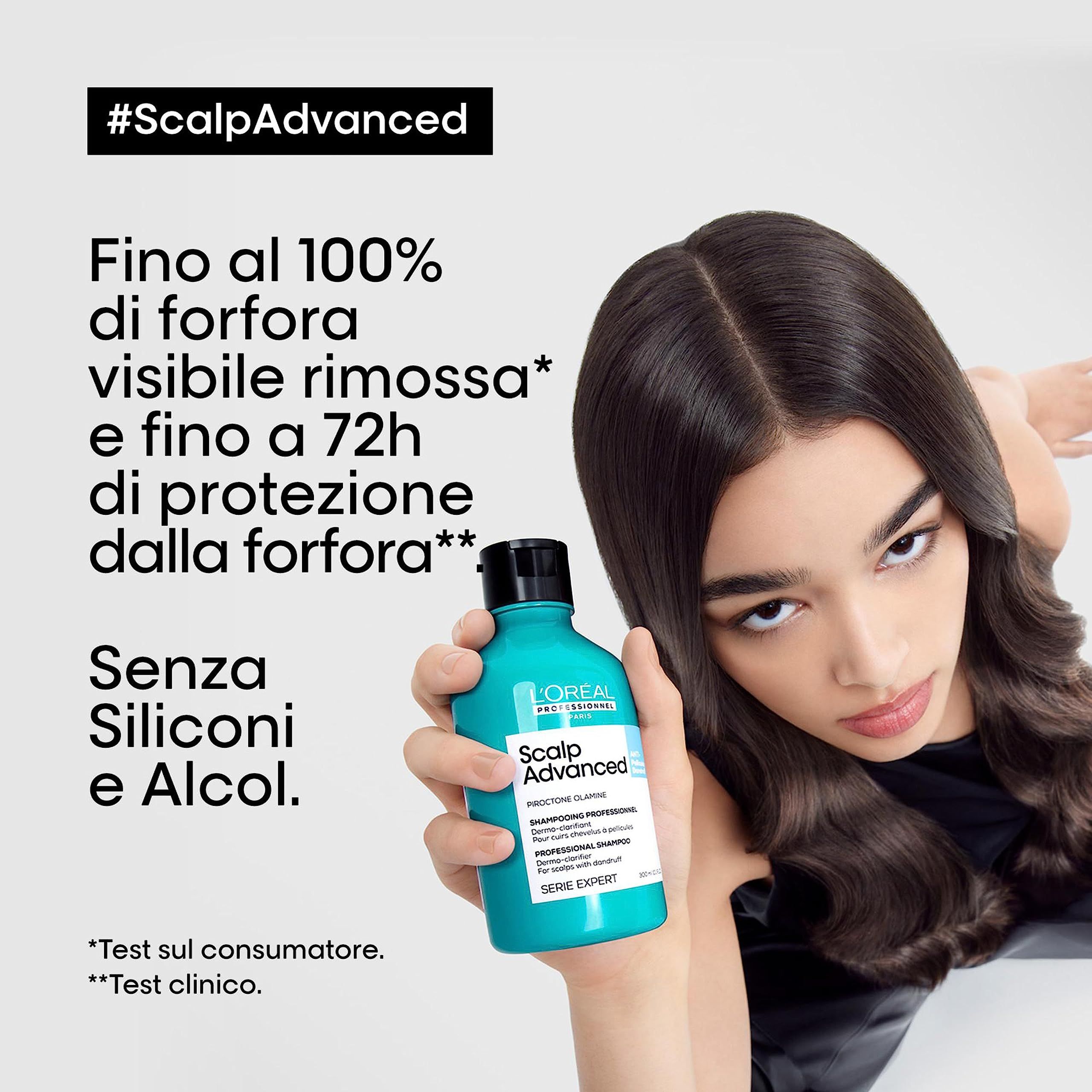Una donna tiene in mano una bottiglia di shampoo turchese. Scritta: Scalp Advanced. Testo sulla rimozione e protezione dalla forfora. Senza siliconi e alcol.